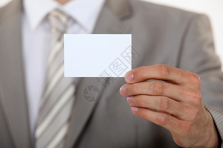持有空白名片的男子网络招聘推销员男性面试套装卡片生意人手势工作图片