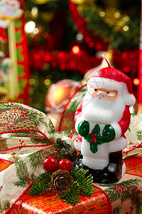 圣诞树和圣诞礼物盒饰品礼物房间假期装饰品风格展示松树房子装饰图片