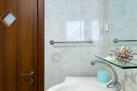 内部设计浴缸毛巾洗手间木头瓷砖龙头房间地面淋浴公寓图片
