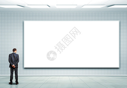 站在空白广告牌旁边的商家屏幕展示白色盒子推介会框架木板灰色广告营销背景图片