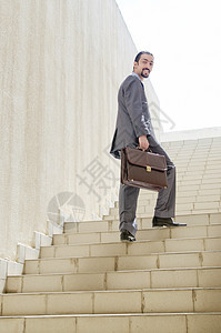 商业概念上有楼梯的商务人士商务手提箱生长人士工作进步跑步想像力金融工人图片