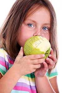 女孩吃绿苹果的青豆头发女性快乐微笑果汁喜悦工作室孩子婴儿情感图片