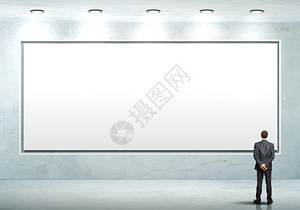 站在空白广告牌旁边的商家展示灰色艺术木板营销推介会人士控制板广告海报图片
