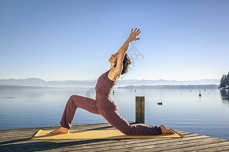 瑜伽妇女训练蓝色沉思女孩天空姿势女士娱乐冥想平衡图片