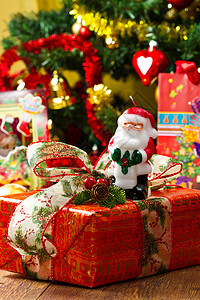 圣诞树和圣诞礼物盒松树庆典蜡烛展示饰品风格房子礼物烛光金子图片
