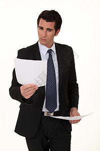 商界人士阅读文件报告照片办公室审查公司桌子文书男人领带衣领图片