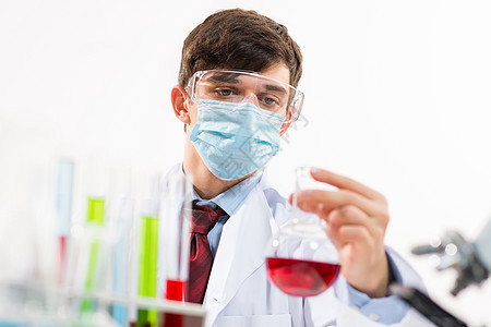 在实验室工作的科学家们男人生物化学家外套生物学烧瓶实验男性液体烧杯图片