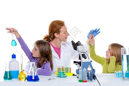 学校化验室的女童和女教师及女教师化学显微镜科学临床化学家童年实验技术老师样本图片