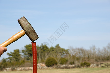 大锤锤子乡村红色树木灌木丛农业石墙农民图片