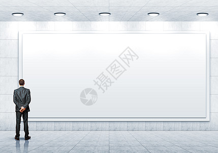 站在空白广告牌旁边的商家白色木板商务艺术框架海报营销展示盒子灰色背景图片