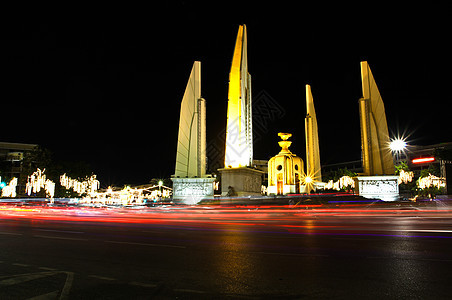 夜间民主纪念碑 泰国的Bangkok佛教徒平移王国公共汽车游客景观公园金子寺庙街道背景图片
