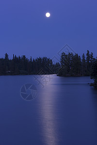湖月亮月光月亮天空旅行魔法黑色行星蓝色场景反射背景