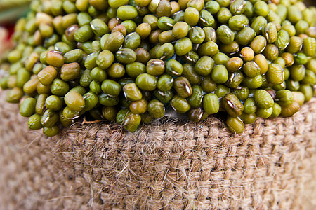 在白色背景中被隔离的麻袋上绿豆植物食物营养豆类发芽沙拉美食烹饪公克糊状物图片