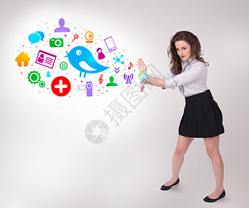 年轻商业女青年 展示多彩的社会偶像微笑网络演讲手指图表商务技术蓝色团体会议图片