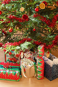 在装饰的圣诞树下赠礼细节金子松树季节圣诞礼物房间房子礼物假期饰品盒子图片