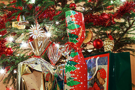 圣诞树和圣诞礼物盒装饰品金子房间房子礼物盒子季节圣诞礼物饰品松树图片