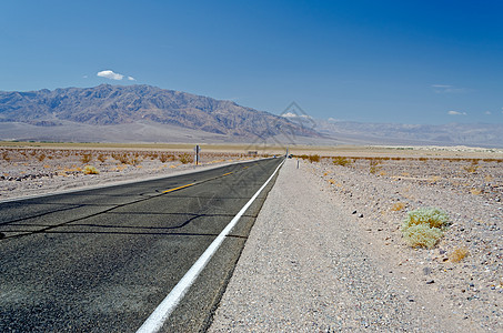 偏僻道路沙丘日落沥青全球太阳沙漠天空蓝色风景驾驶图片