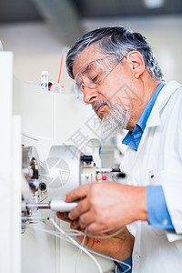 在实验室进行科学研究的高级男性研究员医生测试外套实验化学品烧杯技术员科学家生物学医院图片