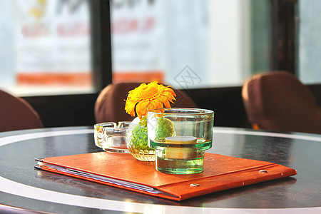 咖啡馆桌上的花 菜单和蜡烛餐饮环境派对玻璃食物接待风格餐厅早餐服务图片