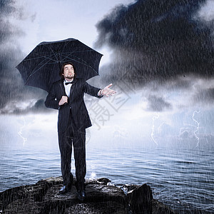 雨来或清扫时进行检查的  伞下人男人商业男性姿势天空商务人士风暴套装支撑图片