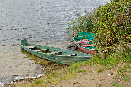 湖岸秋季全水系泊湖岸的木制木船图片