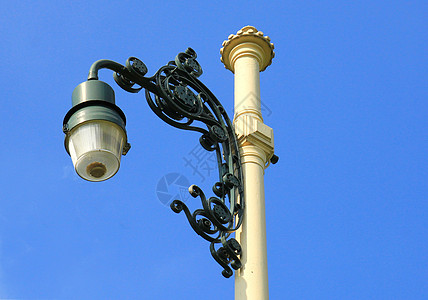 蓝色天空上的回天街灯柱邮政活力历史金属灯泡古董建筑学街道玻璃辉光图片