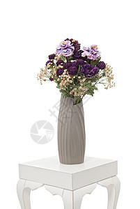桌上花瓶中的紫花朵图片