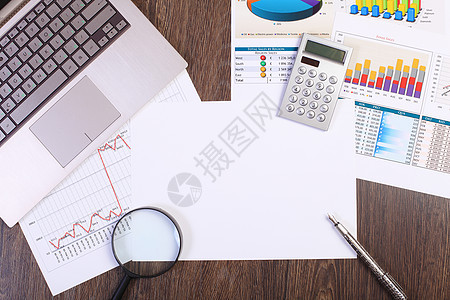 带纸张的商务人士工作场所经济文档投资玻璃平衡会计市场图表金融价格图片