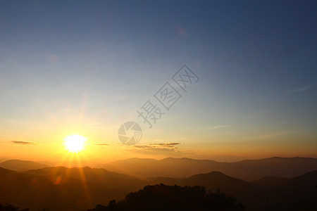 日出时 在千阿的出现高峰和云彩风景地平线假期旅游薄雾日落蓝色旅行阳光远足岩石图片