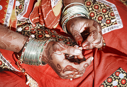 一个年轻的印度女人的手传统印象手指女孩艺术皮肤庆典身体女士边缘图片