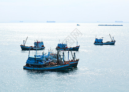 海上木制渔船闲暇蓝色旅行冲浪海洋码头土地运输海岸红色图片