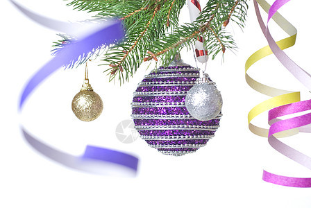 圣诞球和在Fir树枝上装饰的装饰蓝色细绳风格玻璃惊喜假期庆典狂欢季节丝带图片