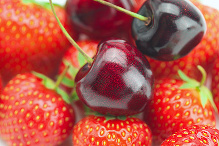 草莓背景上的樱桃树叶生活食物产品红色宏观团体摄影生产水果图片