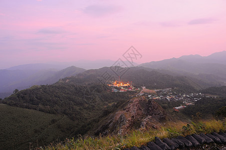日出在泰缅边境山脊的山上图片