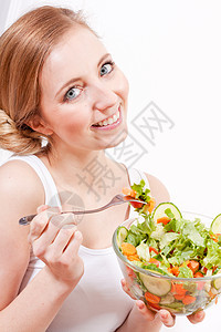妇女笑着吃新鲜沙拉女性黄瓜小吃午餐营养维生素食物饮食胡椒脂肪图片