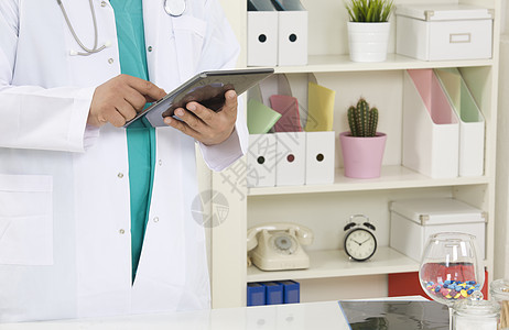 在数字平板电脑上工作的医生男人诊断职业文档屏幕医学软垫治疗触摸屏考试图片