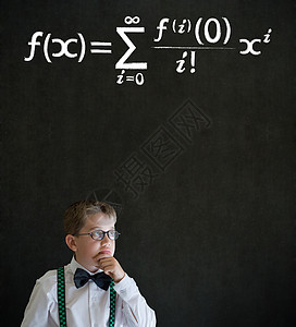 以数学方程式思考男孩生意人黑板人士学习商务商业公式方程演讲孩子大学图片