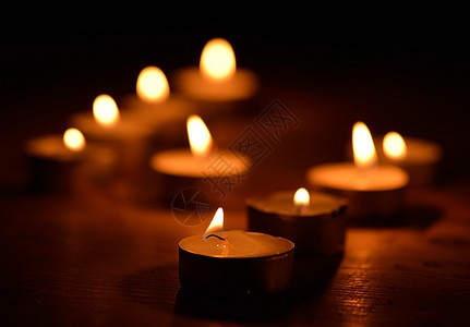 蜡烛反光火焰假期生日茶色灯芯背景图片