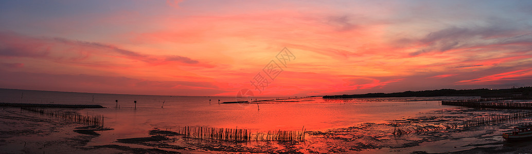 海中日落的美丽景色图片