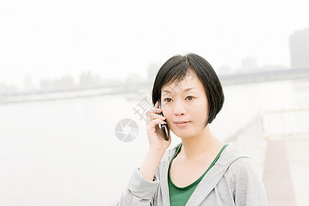 妇女用手机交谈城市技术女士短信网络电子邮件互联网女性电话图片