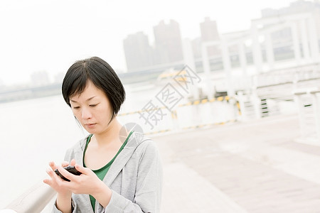 妇女用手机交谈技术女性女士互联网短信城市网络电子邮件电话图片
