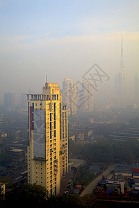 填满了孟买星空线的烟雾高视图片