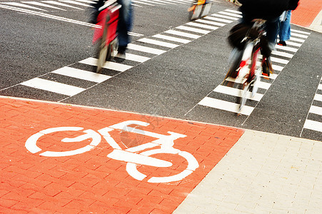 自行车路牌和自行车车手车轮活动路面红色城市路线信号沥青骑士石头图片