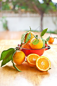 新鲜熟熟橙子叶子水果红色橘子桌子树叶黄色圆形果味维生素背景图片