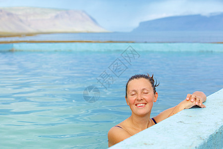 穿着泳衣的笑脸女人女士温水矿物学水疗微笑水池作用女孩洗澡旅游图片