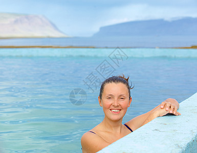 穿着泳衣的笑脸女人女孩火山矿物学作用观光洗澡女士吸引力旅游治疗图片