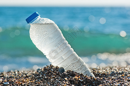 海边的沙滩上有一瓶淡水海岸线海滩风景绿洲酒精性天空食物城市塑料季节图片