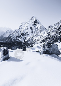 在喜马拉雅山的黎明时 Cho La通过山峰明信片山腰冒险顶峰岩石天空远足石头昆布旅行图片