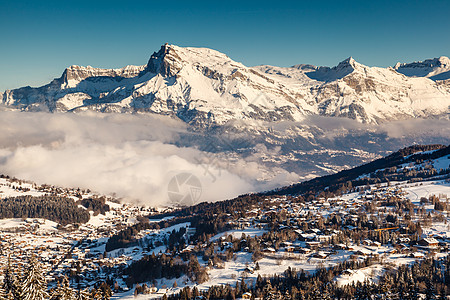 法国法属阿尔卑斯山滑雪度假大海空中观察旅游运动景观高山旅行天空爬坡房子天际森林图片