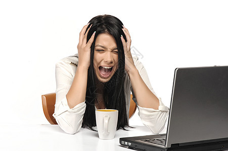 女人在白色被孤立的笔记本电脑上紧张地尖叫图片